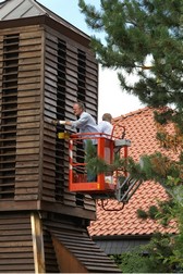 Mitglieder des Kirchbauvereins beim Streichen des Glockenturms
