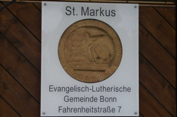 Der Markuslöwe am Eingang der Holzkirche